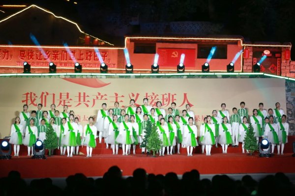 鼎配配资 河北围场：塞罕坝下童声起 美育教育润心田