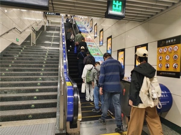 悦配资 北京地铁惊现“养犬贴心帖”！这波操作，铲屎官直接被暖到～